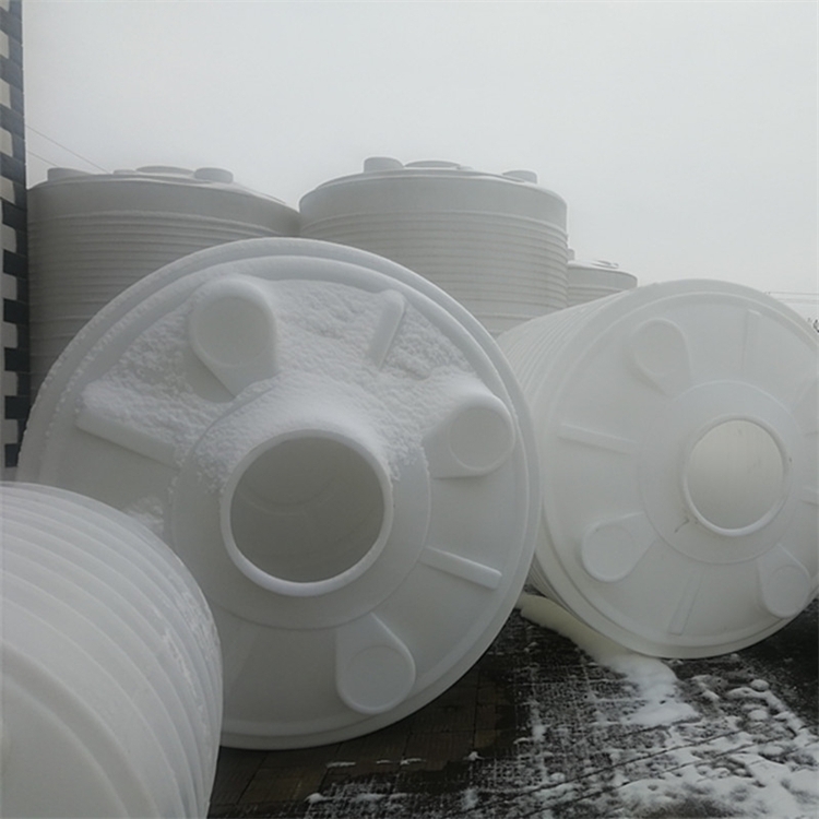 山東20噸塑料桶的滾塑工藝與應用優勢解析